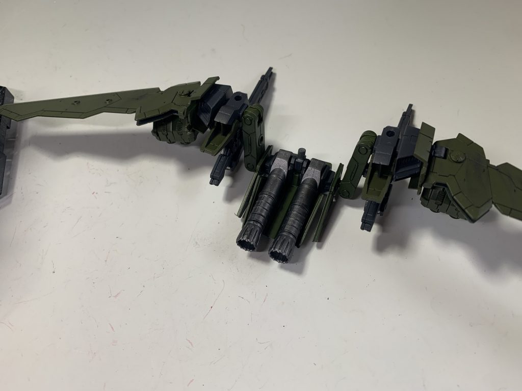 お尻部分のブースターとそこから繋がってるウイングはこんな感じになっています。