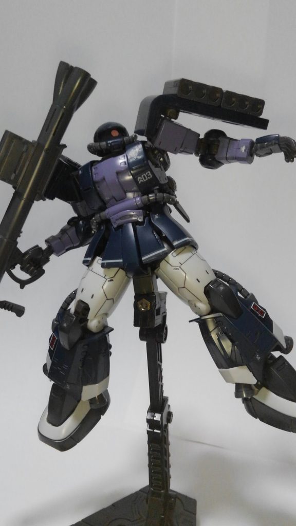 意味のないあおりポーズ(笑い
個人的には・・・
思ったよりも黒というよりも濃い紺色な形成色が少し気になる感じ。
この辺もお時間都合付けばぜひ全塗装までもっていきたいところ。
3連星つながりでドムなんかも面白そうですね~