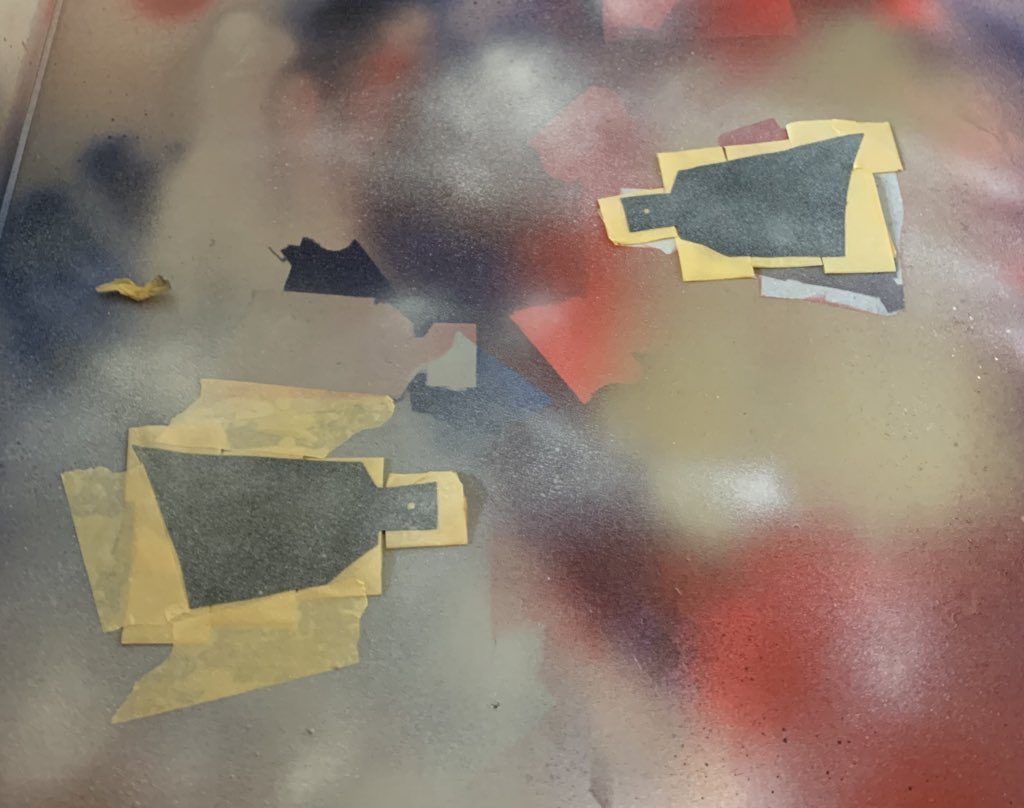 マントは片面をマスキングテープで輪をつくって箱に固定、塗装は先程と同様。金銀のラインはひたすらマスキングした後チタンゴールドとシルバーリーフで塗装しました。