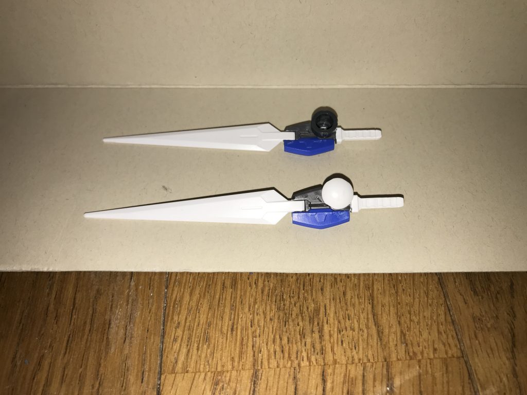 ※GNロングブレイドと腰部の接続パーツを、敢えて付けたままにしています。