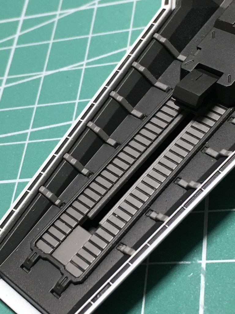 盾裏の塗り分けを4枚…ここも苦労ポイントです(^^;;