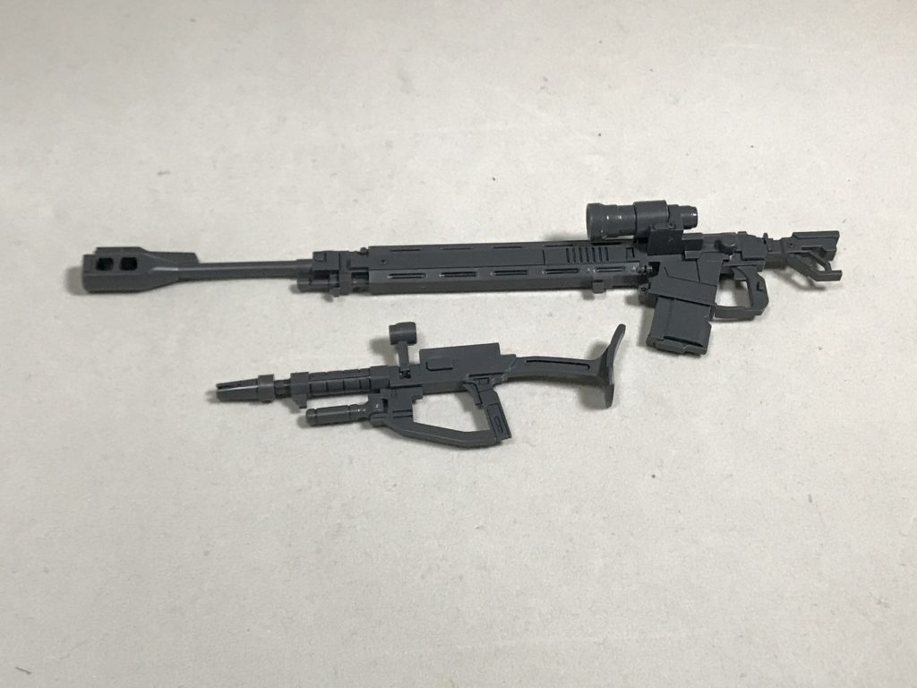 超注意箇所ですが、付属するマシンガンは「ベルト給弾式」のみでディスクマガジン式ザクマシンガンは付いてきませんので、おなじみの古き良きスタイルのザクにしたい方はこちらではなく「C型/C-5型」を買ったほうが良いと思いました。