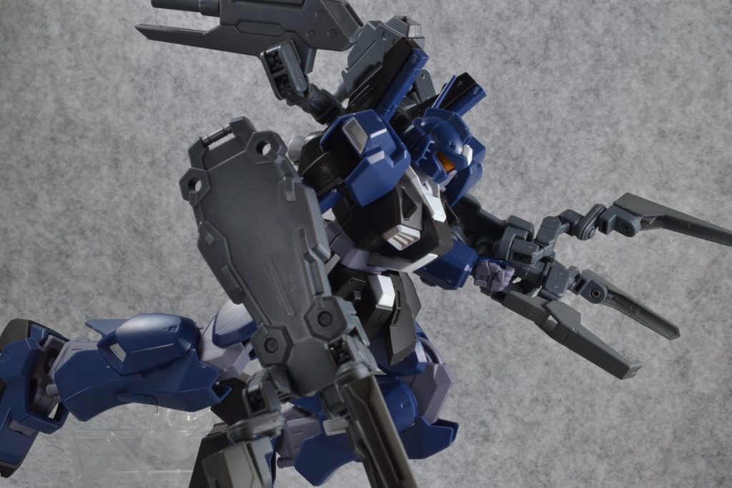 シールドの一部を展開してクローモードに。
「タロン」の名の由来です。