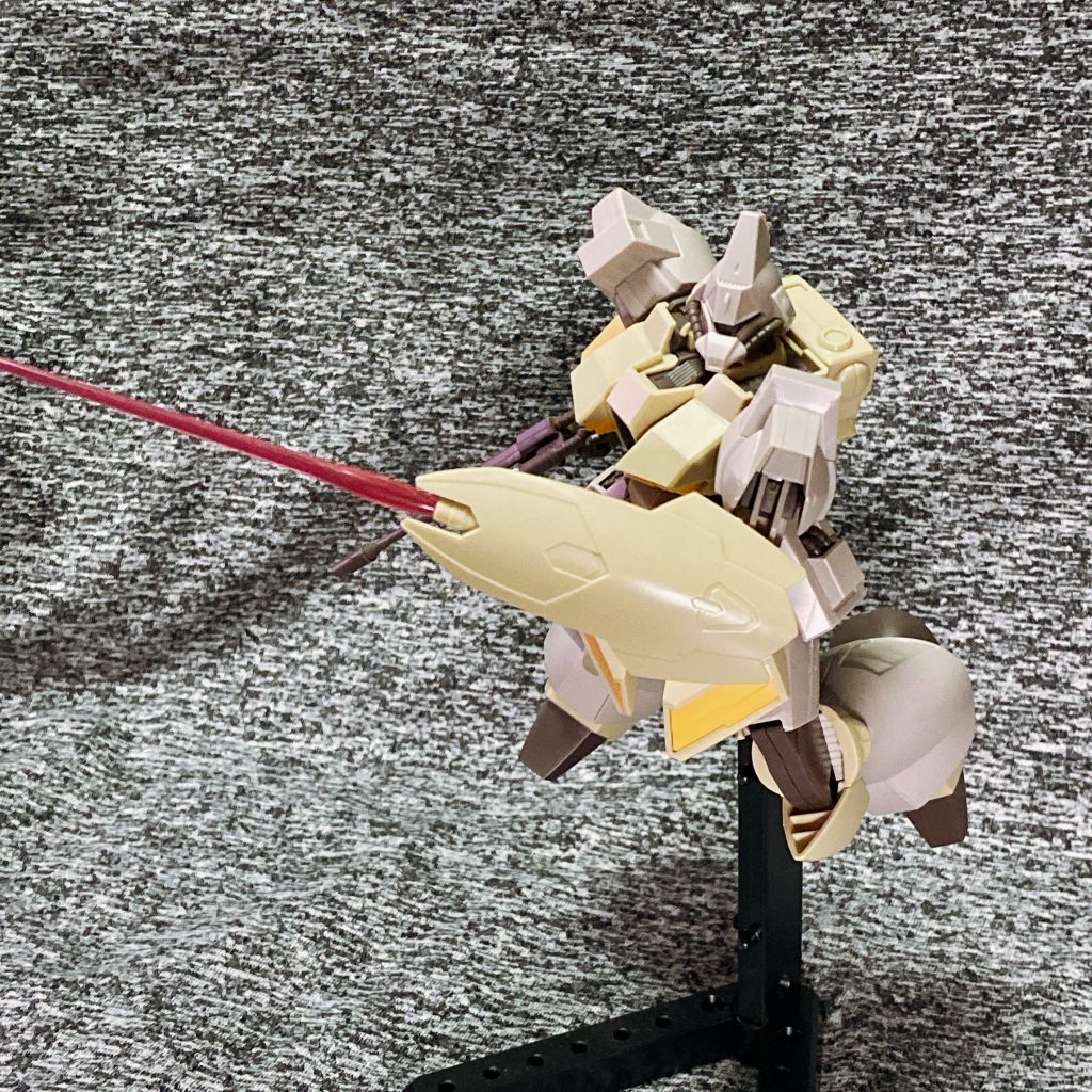 シールドの先端にはビームサーベルが内蔵されています。