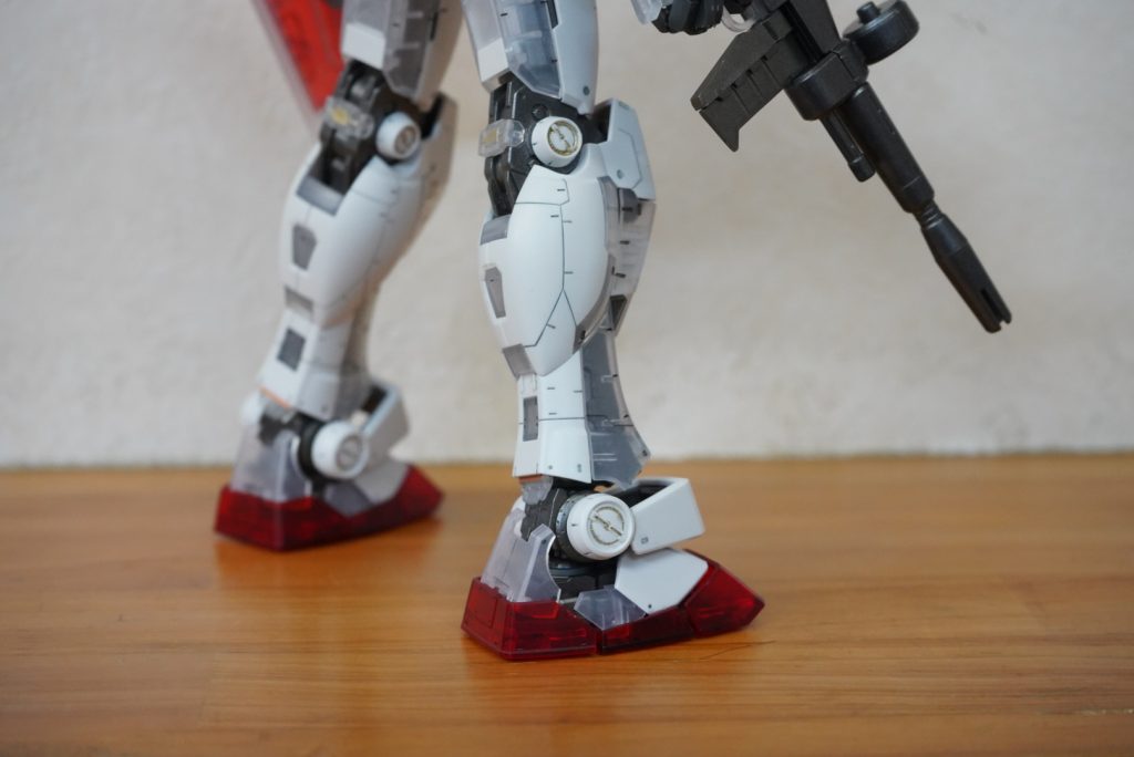 マグネットコーティングパーツを選択し、普通のスミ入れだと芸がないので、マグネットコーティングっぽくゴールドを塗りました。