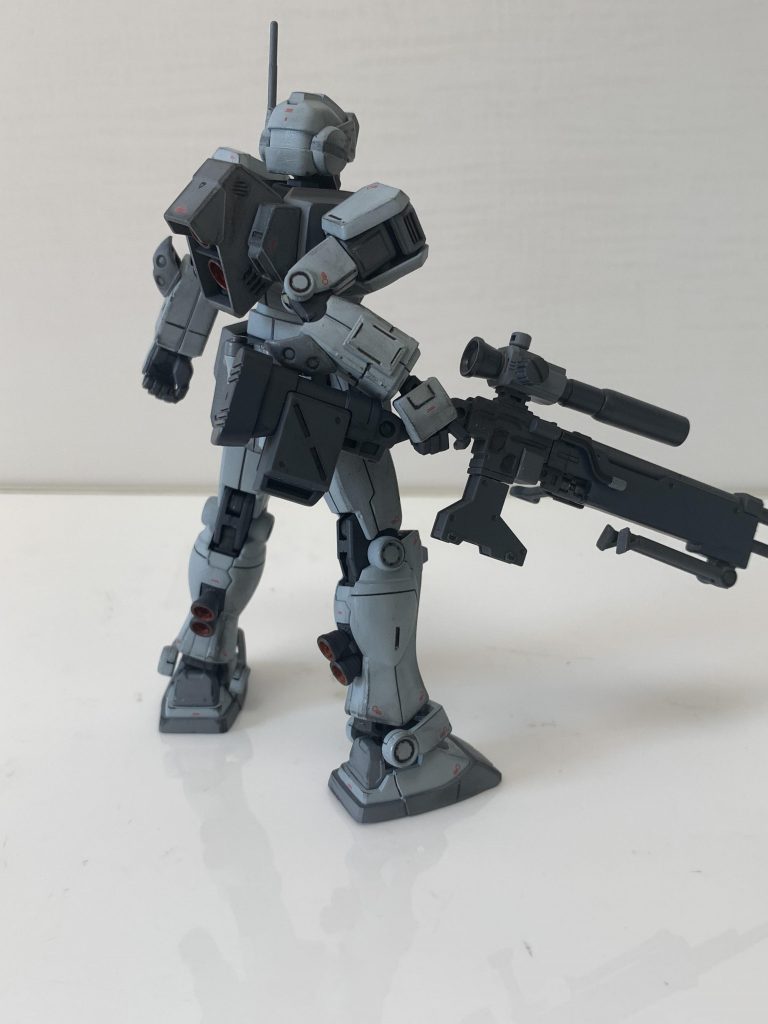 足は特に細工なし、腕はスナイパーの肘パッドを張り付け、シールド用の穴はMSパネル01で塞いでます。
バーニア内の赤はクレオスの新しい水性カラーを使ってみました。