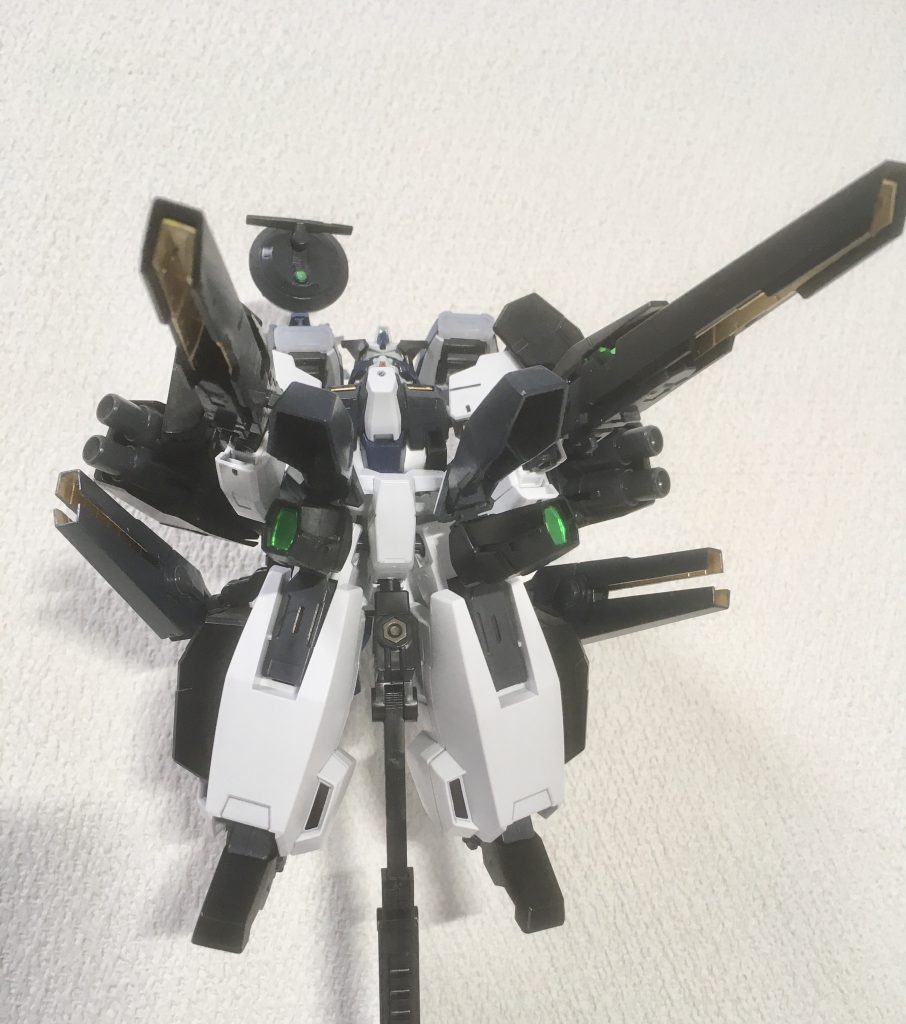 〔フルバースト〕プトレマイオスアームズの下側2機のコンテナキャノンが機体の影になってますが、増設したHWによって計10門と増えてます。