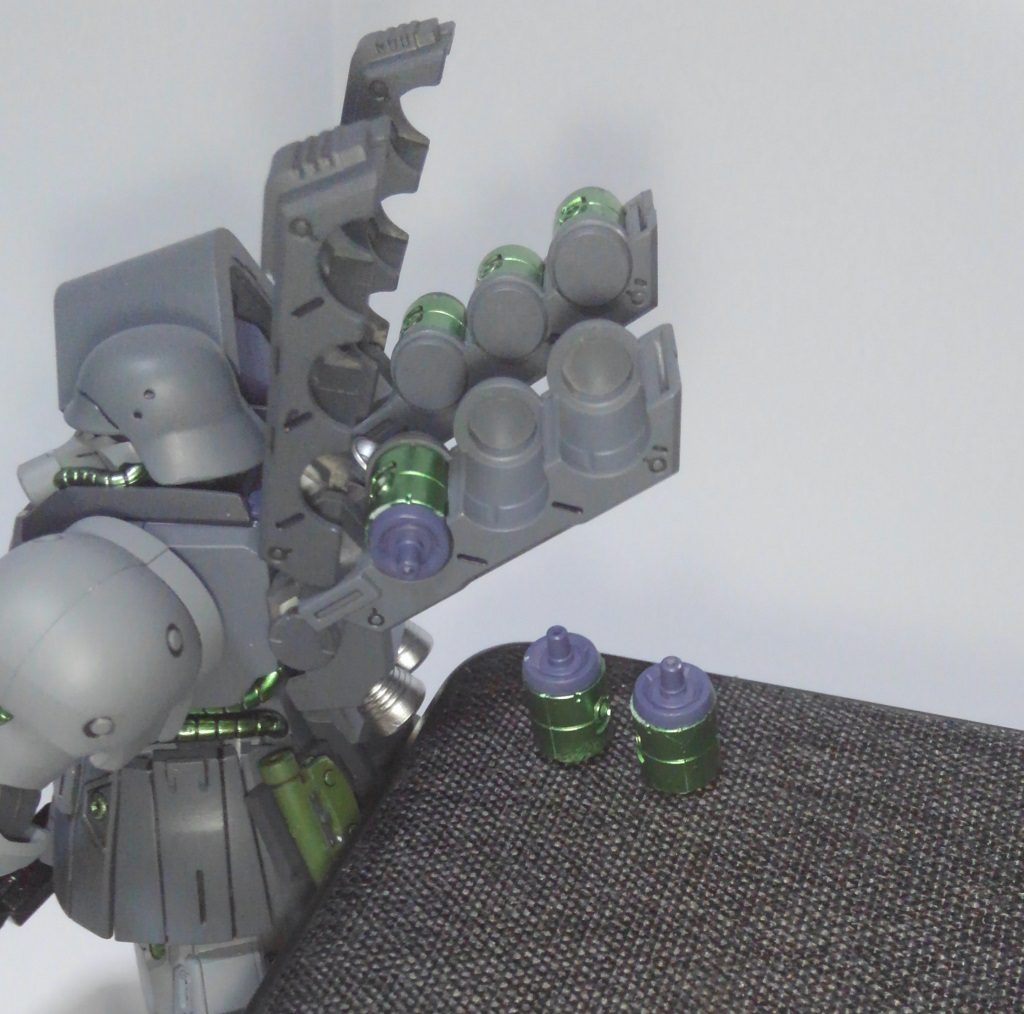 ファンネルも分離可能なのでメタルグリーンを使って塗装。