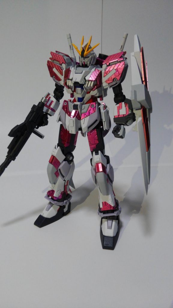 工作面では、ギラ・ズールで失敗したプラ板によるディティール追加に再挑戦。
ついでに腕とふくらはぎ部分をサイコフレームと同じ塗装を施して
サイコフレーム表現の追加に挑んでみました。