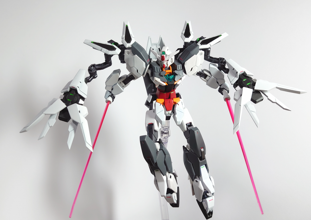 ■ギガント形態クローをメインに据えた格闘形態。切断力を上げる架空のエネルギーを纏わせており、鉄扇の様に薙ぐことも可能。