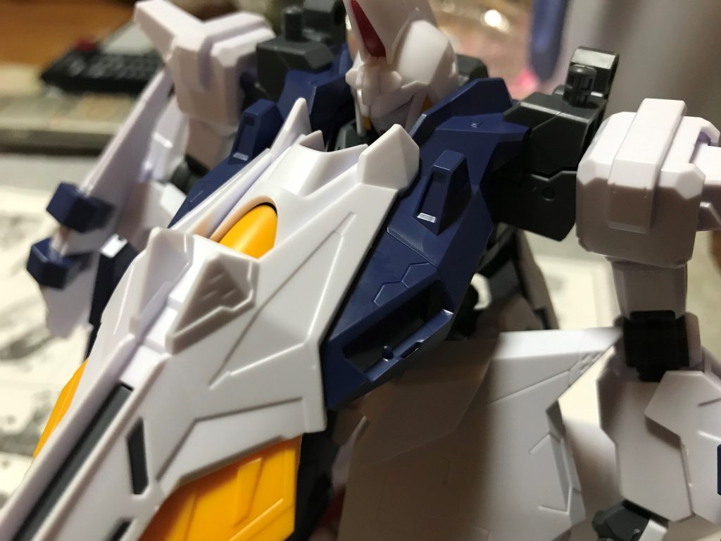 胸部ユニット取り付け。このあたりから何が何だか状態。ちなみに肩関節は引き出しています。