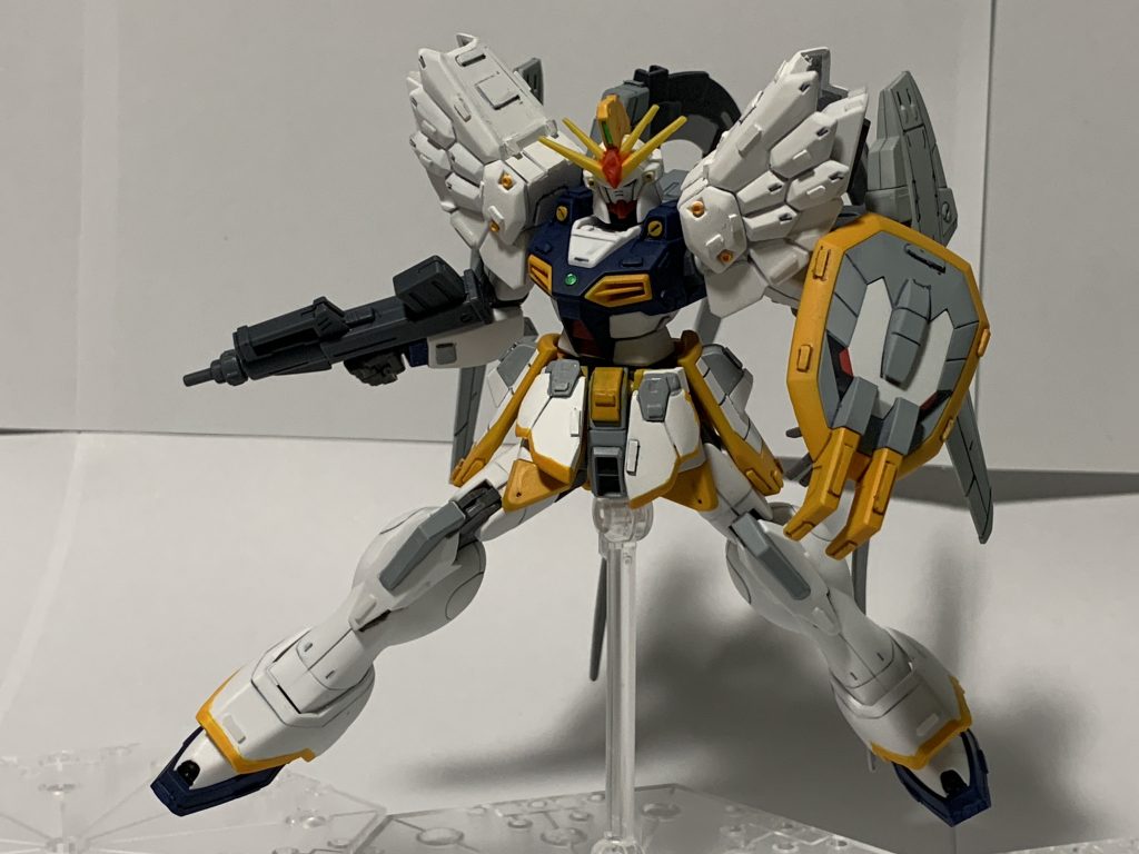 射撃武器が付属してなかったのでペイルライダーを作った時に余った90mmフルバックマシンガンを装備。主役機のような決めポーズです。