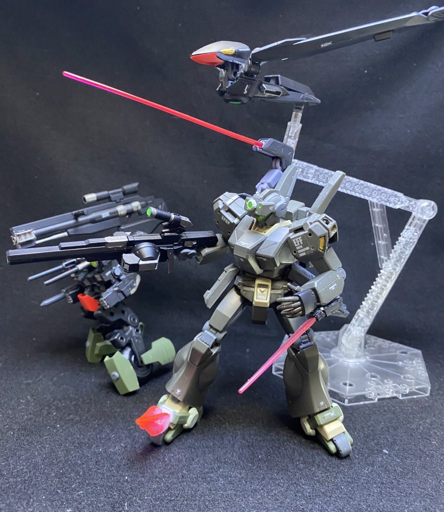 全装備展開。
バックパックにも隠し腕を装備しており、近接戦もそつなくこなす。