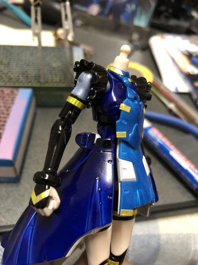 塗装後のボディです。
全身に発光ラインをイメージしたホログラムシールを貼っていく作業は、今回の制作工程の中で最も楽しく、テンションの上がる作業でした……
スターゲイザー用のホログラムシールをそのまま貼ったり、カットしたり、余白からそれっぽい形に切り出して貼り付けるなどしています。