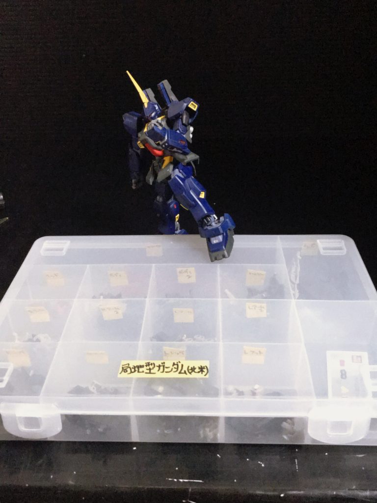 バーザムくんの方が
塗装上がりからの組み立ては
早かったんですよね！
局ガンはバーザム塗ってる間に
ランナーからの切り離しと
パーツ分けしてました！
そしてバーザムくん分解前と
局ガン素組み前のツーショット？！笑
バーザムくんが超挑発的です笑笑
BOOWY時代の氷室京介ばりです😂