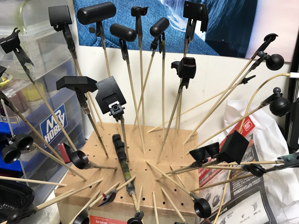 表面処理をして黒サフを吹き、ヘアスプレーを塗布。