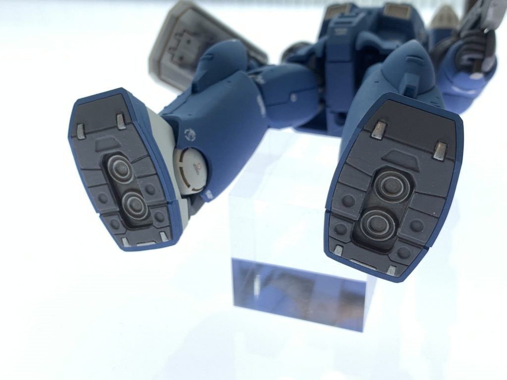 足の裏もチョイ塗り分け。最近のキットは足の裏のモールドも細かいので、塗り分けしてあげるだけでかっこよさ1割増しな気分になります。