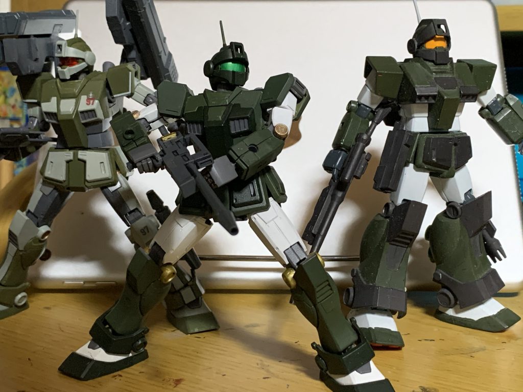 シモダさんの所のジムとジャブローのジムとフランシスさんのジム。
普通のジムをベースに切って貼って、折りたたみ式ビームガンや2連装ビームガンを自作したり格闘用バイザーで可動式にしたり…この辺りから真面目なスクラッチもするようになった気がします。