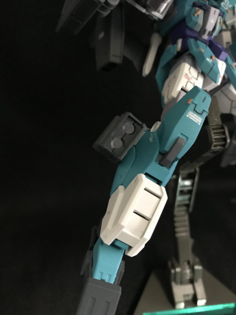 ビームキャノン ミサイルポッド×2
ビームバズーカと同じく、Mrカラースプレーのネービーブルーで塗装。
ミサイルポッドは両足の側面にピンバイスで穴を空け、適当なランナーを切り出して接続しています。