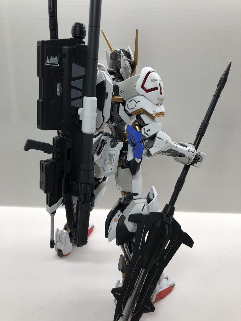 ほとんど見えませんが、武装類はエナメル塗料のチタンシルバーで墨入れしてます