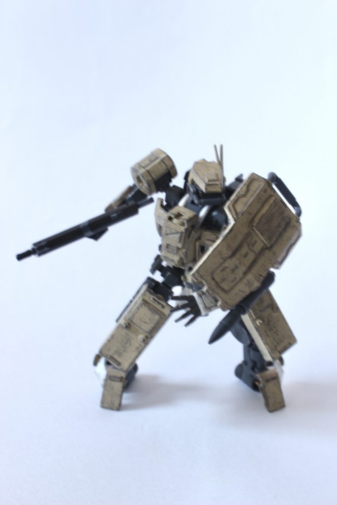 左肩大型シールド
ブロック3から採用された専用のシールド。
広い防御面積を誇り、シールドに身を隠しながらの射撃などが可能である。また、下端はクロー状になっており、格闘兵装として使用することもできる。