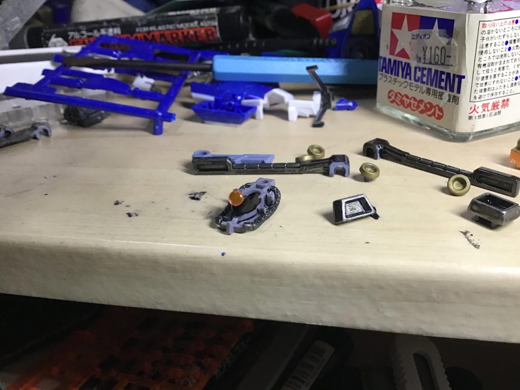 モノアイはウェーブのH・アイズを使用。裏にミラーフィニッシュを貼って、取り付けてます。