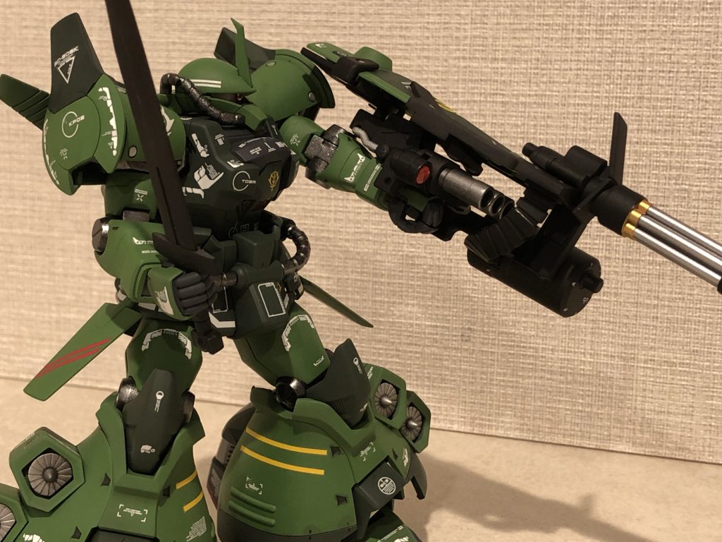 右側真横から。デカールも過剰に貼るのが好みです。やはり情報量が多いと映えますし、塗装で失敗した部分や剥げをカバーする事が出来ます😭
やはりヒートサーベルに一工夫が欲しいなぁ……。