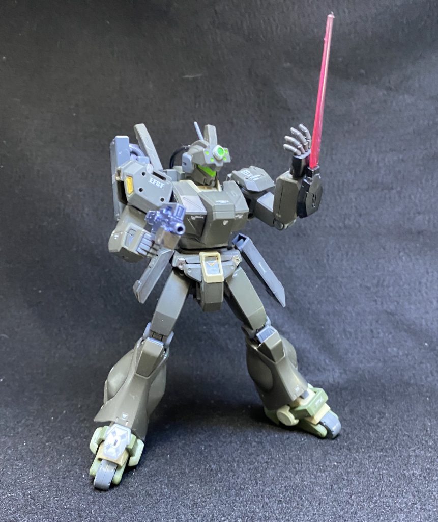 腕部にはビームサーベルを装備。