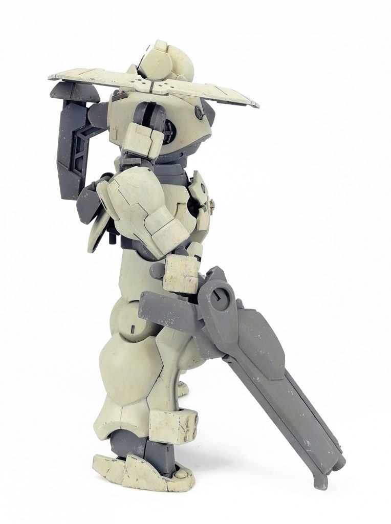 塗装は下地にメカサフヘヴィを塗って全体にドライブラシ、チッピングと軽いウォッシング。
一旦コートして各装甲をファレホ筆塗り。
教官機らしく頻繁に再塗装されているイメージであまり酷く汚さないようにしたかったのでファレホエアブラシクリーナーを使って硬い筆や削った楊枝で擦って剥がしています。
その後各ウェザリング塗料や油絵具で汚して仕上げました。
左腕の青いのは登録識別証みたいな感じ。