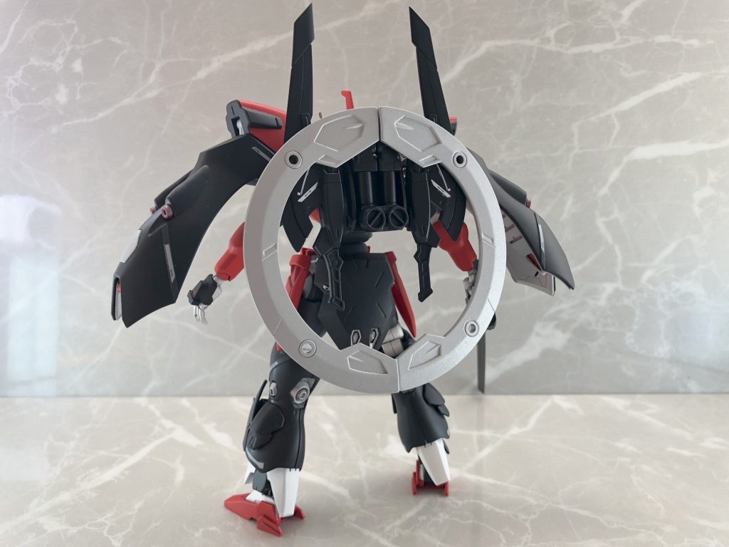 各プレビュー。ダーティーな真っ黒ボディから一転、銀のツノや紅のボディに打って変わったことでワルらしさと正当なかっこよさの両立を目指しています。

武装は以下のように。