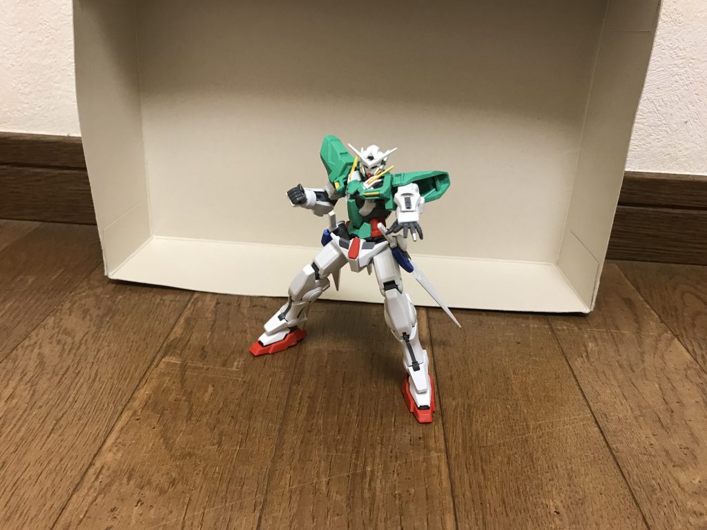 性能アンリミテッドエンジン本機の動力源である永久機関。その名の通り、永久的にエネルギーを生み出し、それを電力に変換するシステムとなっている。ただし、単位時間あたりに生産できるエネルギー量が決まっている為、消費量が供給量を上回れば一時的なエネルギー切れに陥ることはある。また、この機体の生産するエネルギー量はさほど大きくは無く、バッテリー機とも遜色が無い。インパルスガンダムと同じ小型タイプであり、生産されるエネルギー量は少ないが、実体剣による白兵戦重視の設計であり、射撃兵器が少なめになっている為、それほど大きな問題にはなっていない。攻撃能力高い格闘能力に加えて、両腕部と両脚部にはエネルギー増幅装置「高エネルギー収束機器」が内蔵されている。高エネルギー収束機器は、パンチやキックなどの打撃の際に起動する事で、腕部や脚部に高エネルギーを纏い、パンチやキックの威力を大幅に引き上げる。実体兵器を無効化するPS装甲やナノラミネートアーマーをも粉砕できる威力を誇るが、一度の起動だけでも膨大な電力消費が必要になる為、一撃離脱戦法や必殺技として使用することが望ましい。機動力・スピード運動性は非常に高く、その軽量さも相まって、アクロバティックな動きも軽々と行える。機動力と推進力にも優れており、大気圏内での飛行も可能となっている。防御力・耐久性装甲はルナチタニウム合金が採用されており、実体弾に対する防御力と耐熱性は高く保つことに成功している他、単独でノンオプションでの大気圏突入を可能にしている。装甲だけでなく、内部フレームや関節部分にもルナチタニウム合金を用いたことで、機体自体が強固な設計になった。