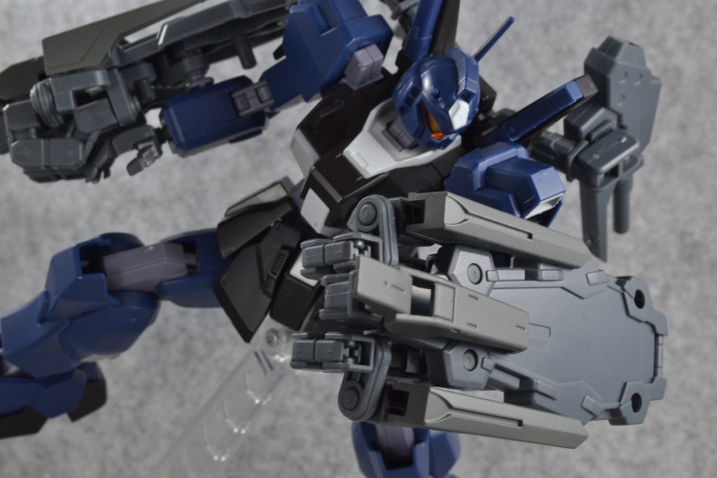 オリジナルのシールド「タロン・ユニット」。様々な形態に変形します。
タロンは「鉤爪」の意。
キャンペーンのシールドとスカルウェポン、アームアームズ、メガシキの部品で構成されています。