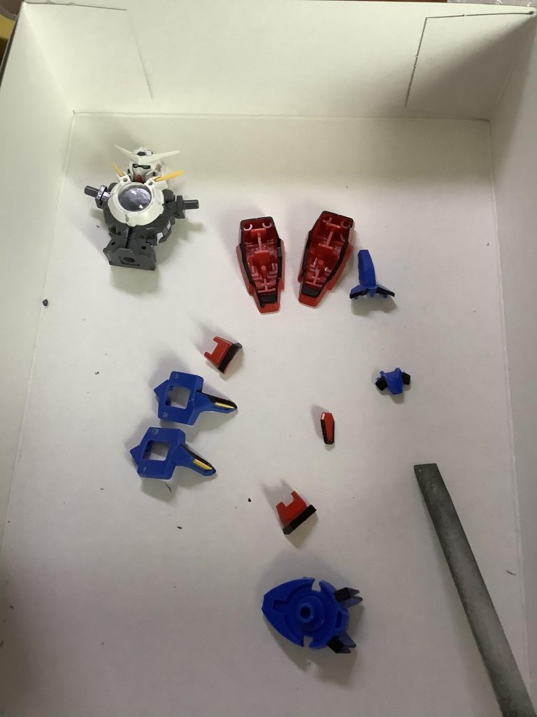 塗装中。予算もなければ道具もないので初めてガンダムマーカーで広域塗装