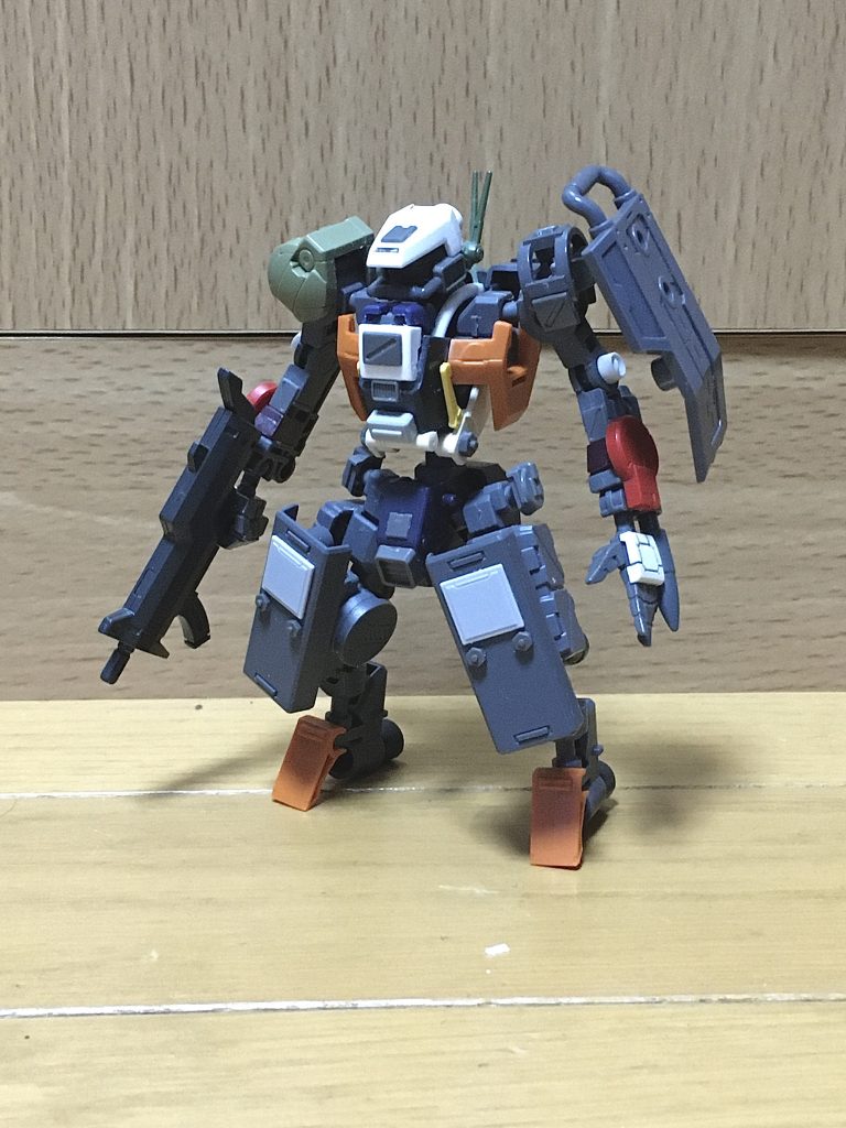 塗装前
腕部はフレーム状態からあまり装甲を追加していません。