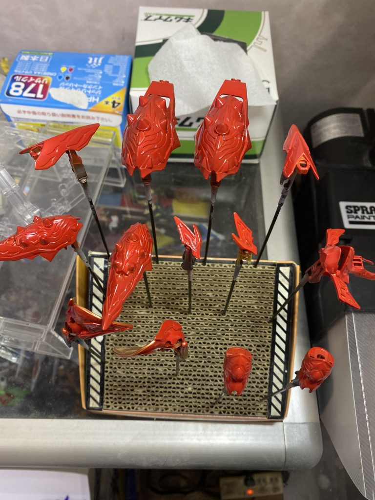 その上からエナメル塗料のレッドで覆いました
