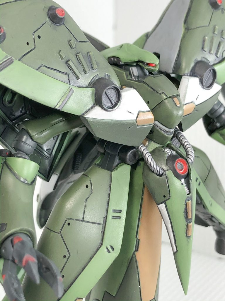 バストアップです。モノアイ部は、元の状態は、非常に小さくて組むと分からなくなるので、ランナーの円筒部を使って大型化をしました。合わせて、頭部の顎周りを微修正しています。