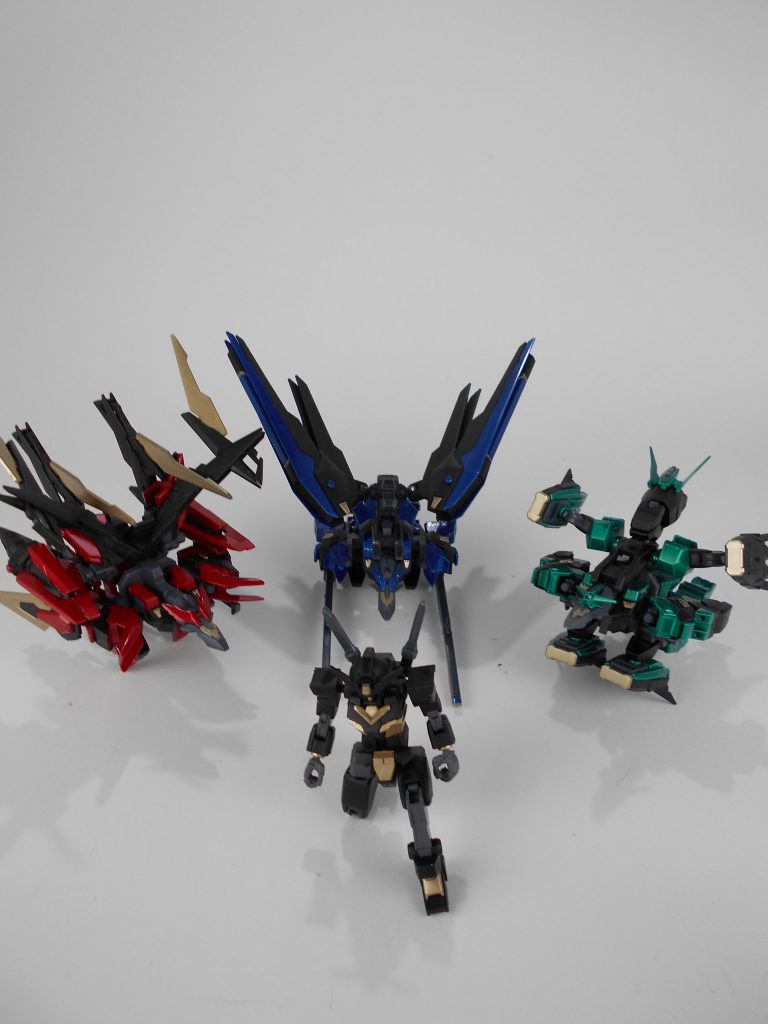 各アーマー状態。アーマー状態でもMA並みの戦闘が可能であり、連携攻撃といった戦い方も出来ます。