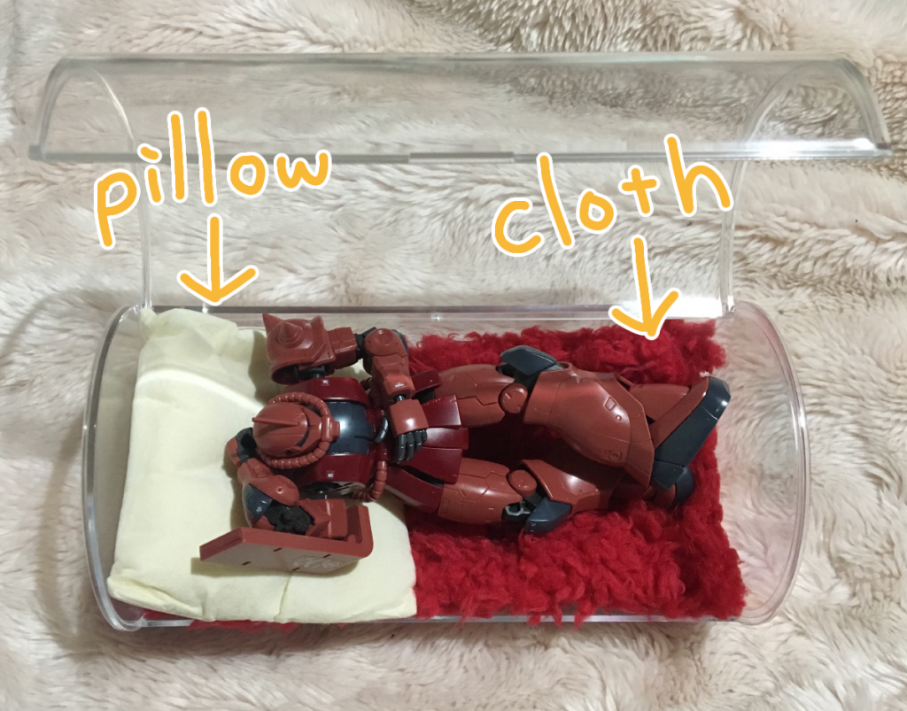 布切って敷き詰めて、枕用意して完成!
さあシャアザクさん入っ……もう寝てますね。気に入ってくれたかな?