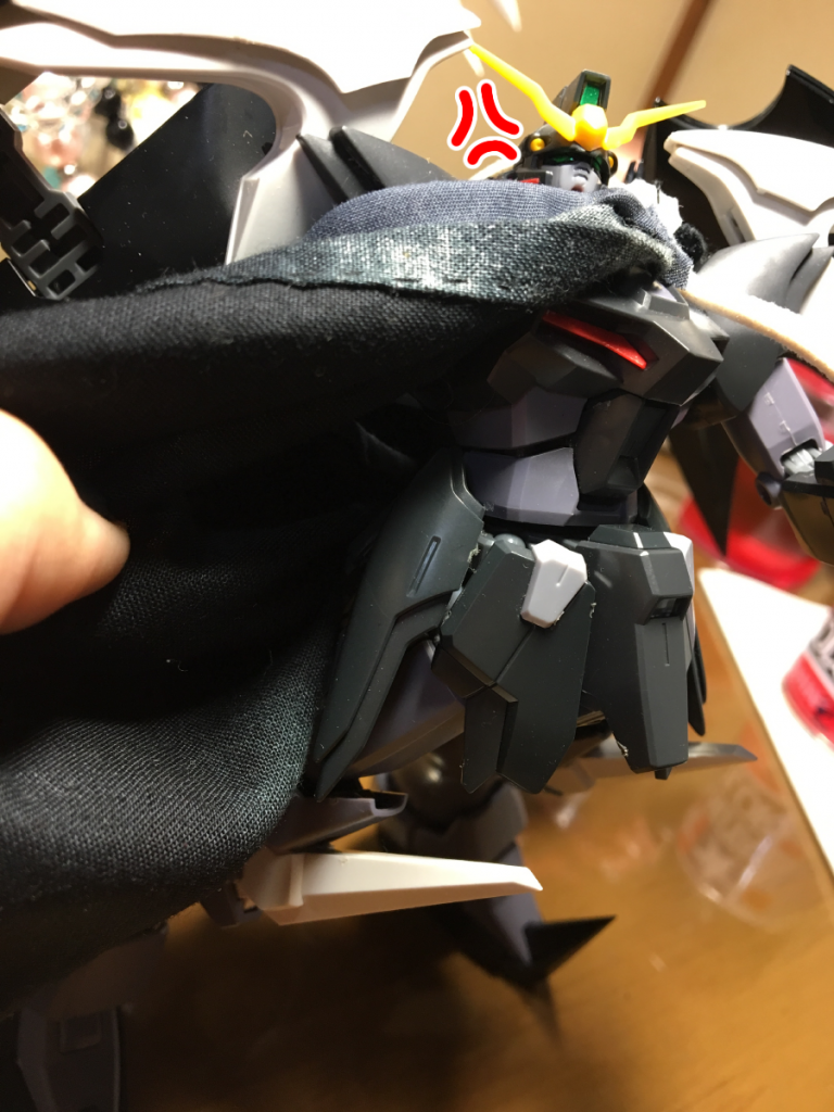 実はこの子、右腕の軸が折れていて、隻腕なんですよね。
布で隠しているのはそのせいです。
でもカッコいいじゃないですか、エクシアリペアくんみたいで。
ねえ、ヘルくんだってそう思うよね。ねえねえ。ねえ。