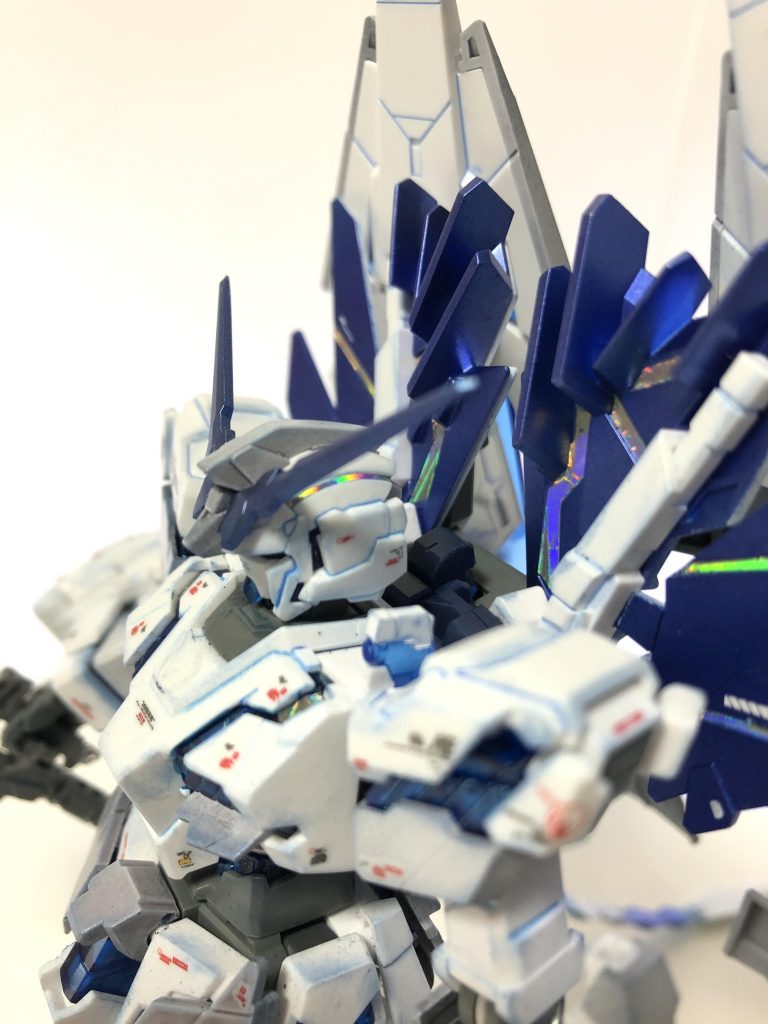墨入れはもちろんブルーで！
「やっぱりフルアーマーは青じゃなきゃ」(タクヤ談)
白いパーツは整形色で製作
とにかく白だらけのキットなのでRGを参考に所々薄いグレーにしています
塗装はガンマカと他社マーカーのみのため
初の試みで薄いグレー箇所はグレーの上にホワイトを重ね塗りしています
ただトップコート吹いたらマダラになってしまってデカールも浮き出てしまった…
サイコフレームは内側をメタブルーで塗装してます
さらに今回は一部に「ハセガワのホログラムフィニッシュ」を使用してます
使用箇所はユニコーンの頭の一部とアームドアーマーXC、ハイパービームジャベリンなど
ご覧の通り「こうかはばつぐんだ！」