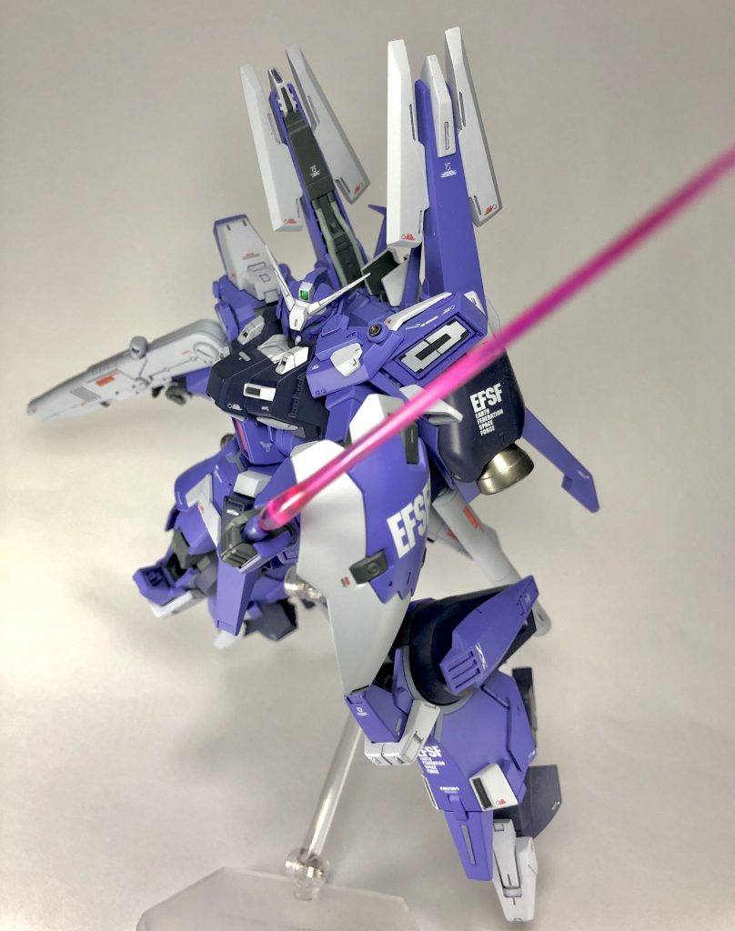 標準装備はガンダムMk-V用ビーム・ライフルとヘイズルII用シールド。このためにHGUCヘイズルIIを2個買いしました。