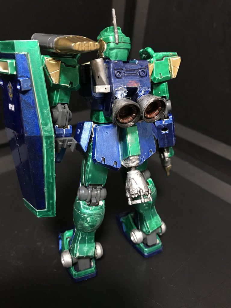 バーニアは100分の1サイズしか売っておらず無理やり取り付けようとしましたが、、、瞬間接着剤がつかず!塗装したからでしょうか?グルーガン、Gクリアを試して気づけばガビガビに、、、取り方もわからないので上から塗装すると色まで変わってもう諦めました(笑)