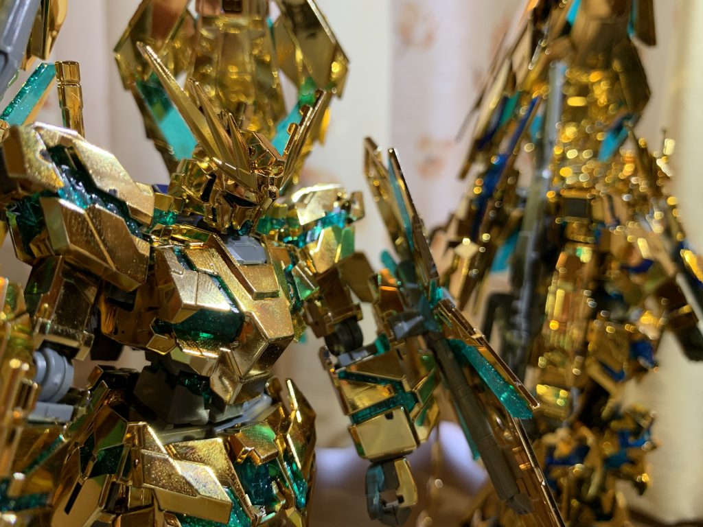 普通のゴールドコーティングと比べるとラメ入りのサイコフレームでよりゴージャスな印象になりました。