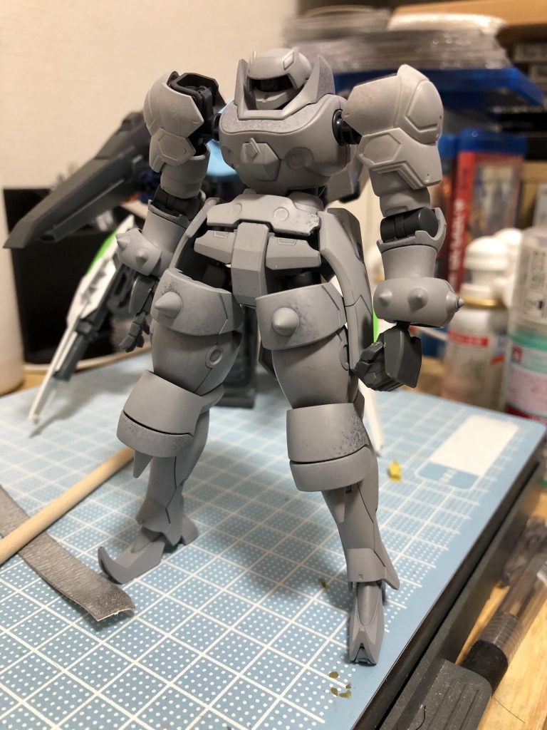 肩アーマーはバルバトス。足はブルートの足を加工。元はデスアーミーだけど体型がすらっとした感じ。