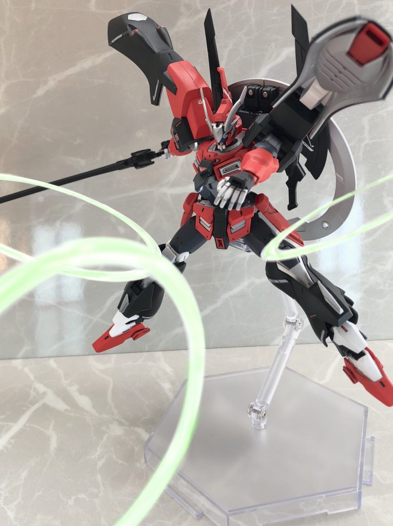 《チャクラムファンネル》
カバカーリーのヨーヨーに変わり備わった投擲装備。
光波推進装置の余剰出力を転用した無数の《光の輪》を敵めがけ射出する。高密度加速粒子で出来ているため切断力が高く、頭部の強化アンテナで指向性を持たせることでファンネルとして制御し、確実に着弾させる。