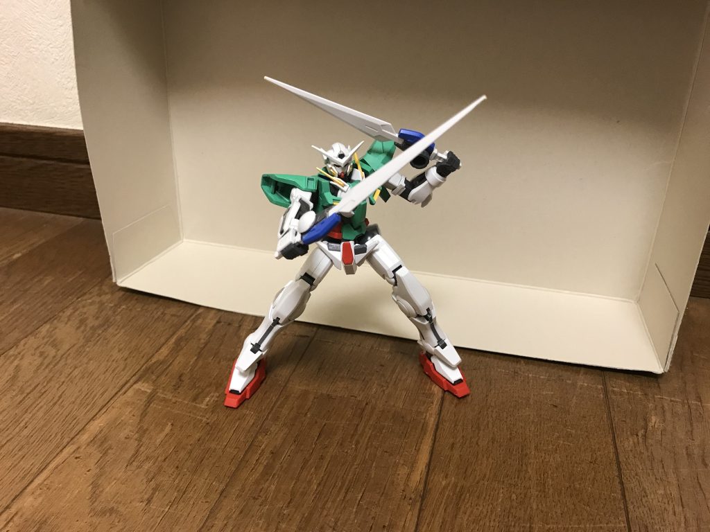 本機では、アクロバティックな動きによる強襲戦、GNロングブレイドを駆使した白兵戦を得意としている。その戦闘能力は、フォースインパルスガンダムとほぼ同等である。必殺技マンティスアタックGNロングブレイドを持ちながら高速回転して突撃しドリルキックを放つ。エクシアキック片脚か両脚に高エネルギーを収束させたキック。マンティスカッティング両手のGNロングブレイドで敵を滅多斬りにした後から右手に持っているGNロングブレイドによる一撃で叩き斬る。