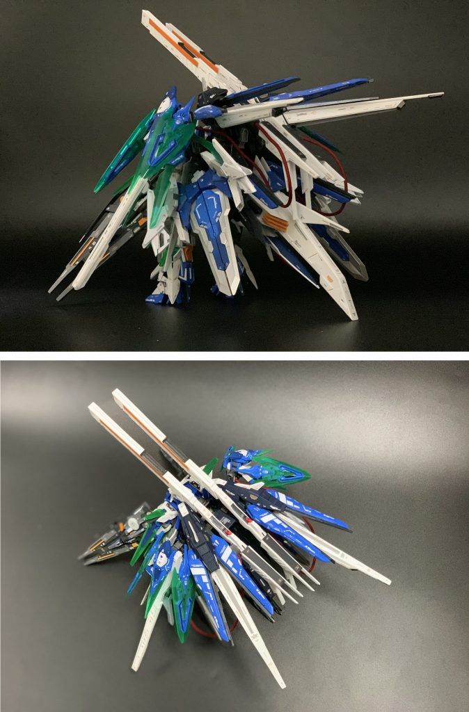 【AGE-FX IGEL】
「ハリネズミ」を翻訳したらドイツ語が一番カッコ良かったのでIGELと名付けました。
背後からのショットは、横と斜めのラインが綺麗になるように調整しています。
テールスタビライザーはペーネロペーからヒントを得てスクラッチしました。
ハリネズミをイメージしていたので、全体的に放射状にツンツンするようにファンネル系のものを装備させまくった上で、各所を延長したり角度調整しています。
近寄ったら刺される!!的な意味合いも込めてファンネル系特盛です。
ファンネル系の役割としては
・Cファンネル 防御
・GNビットソード 攻撃
・ドラグーン 射撃 といったところでしょうか。