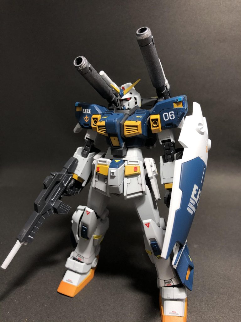 正面から
カメラアイは作品によって違いますがジオフロのイメージが強いので赤色で
足先は赤と黄色の中間のオレンジで