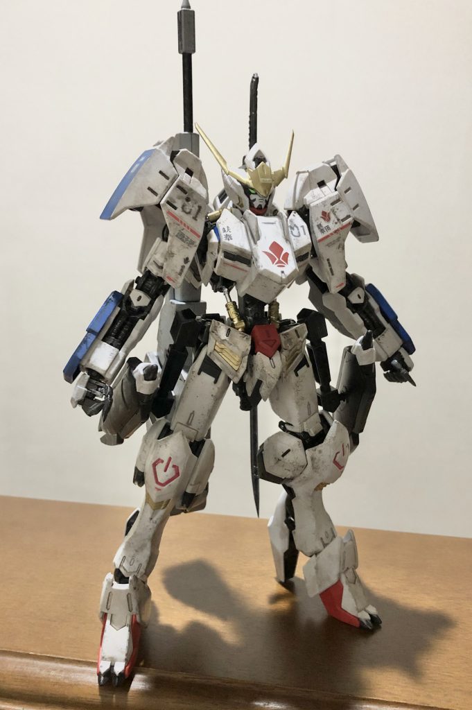 MGのガンダムフレームと1/100のガンダムフレームでは装甲パーツの接続方法が異なるため接続にはマグネットやフレームや装甲を削ったりして接着させています