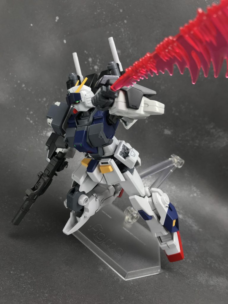 100mmマシンガン改とビームダガー
マシンガンはGFFブルーディスティニーの物を加工して流用。
腰のダガーは陸戦型ガンダム(現地改修仕様)とお揃い。